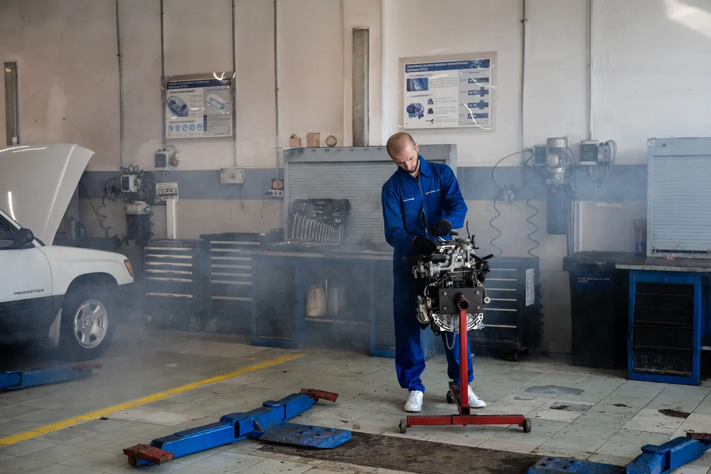 Mecánico trabajando sobre un motor